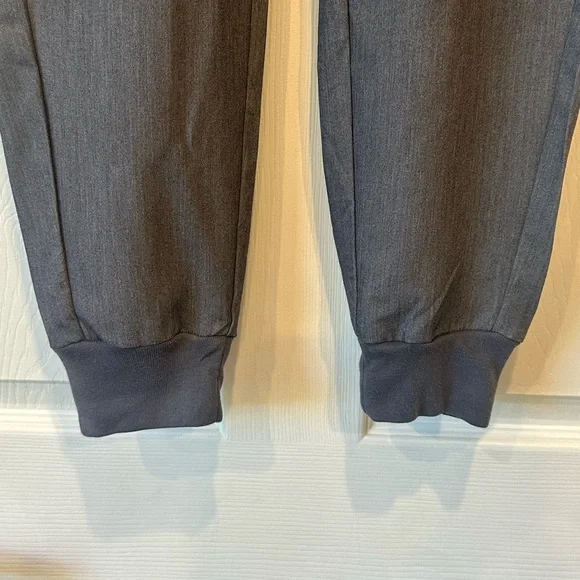 FIGS Women’s Grey Scrub Set Jogger Pants V-Neck Top Technical Collection Size XS - Picture 7 of 12